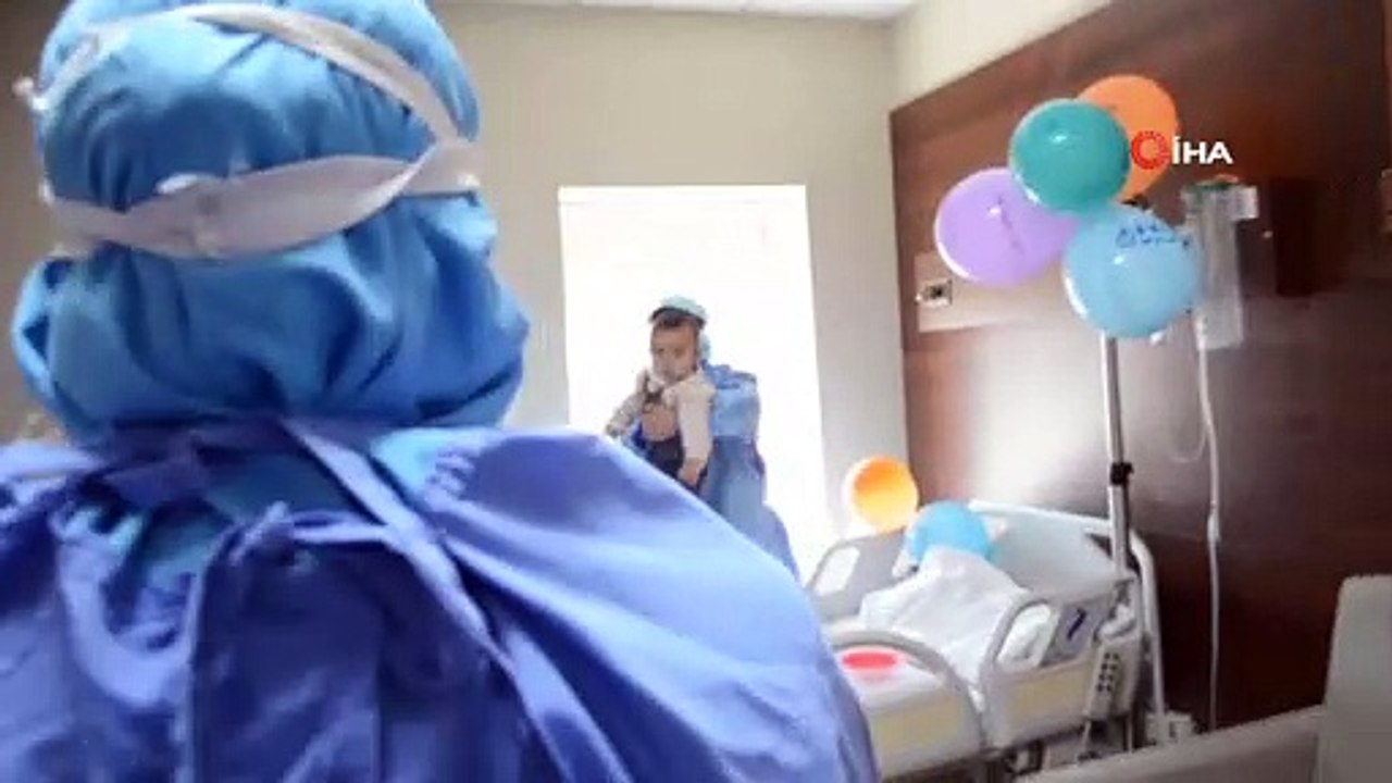 Korona tedavisi gören 1 yaşındaki bebeğe doğum günü sürprizi