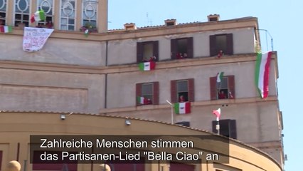 Italiener singen zum Tag der Befreiung "Bella Ciao" von Fenstern und Balkonen