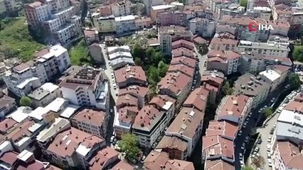 Apartman boşluğundaki türbe görenleri şaşırtıyor