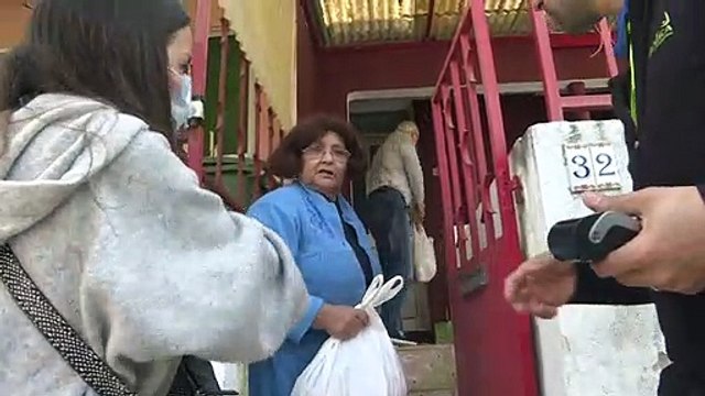 متطوعون يقدمون المساعدة للمسنين في لشبونة في زمن كورونا