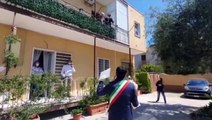 Bari: Francesca compie 100 anni. Il Sindaco con i fiori (e mascherina) sotto casa
