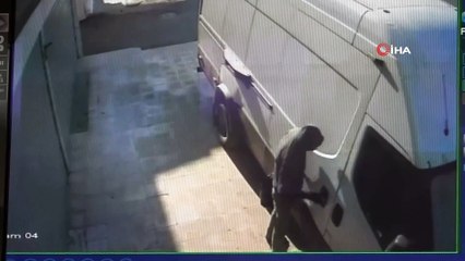 Sokağa çıkma kısıtlamasında hırsızlık yaptı...O anlar kamerada