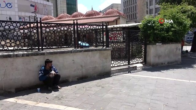 Sokakta kalan yabancı uyruklu gence polis sahip çıktı