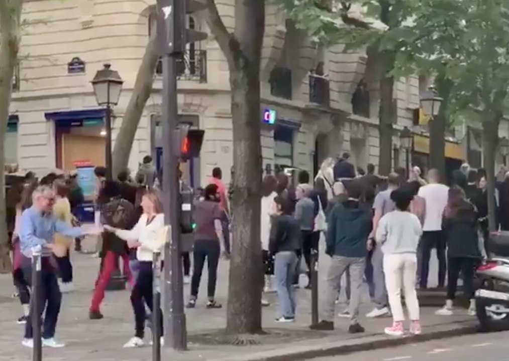 Les images incroyables de parisiens se rassemblant pour danser dans la rue en plein confinement