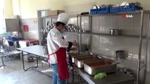 Bolu'da, Kızılay ile çalışan 55 gönüllü öğretmen ihtiyaç sahiplerine iftar yemeği götürüyor