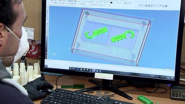 Una pyme madrileña fabrica moldes para abrir puertas y evitarcontagios