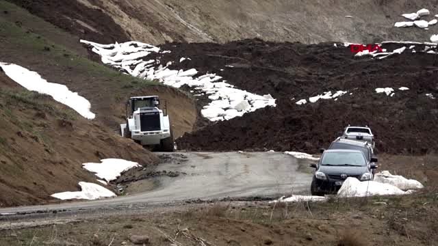 HAKKARİ Yüksekova'da heyelan; 11 köy ve mezranın yolu kapandı