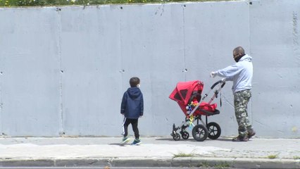 Niños madrileños disfrutan del alivio en el confinamiento