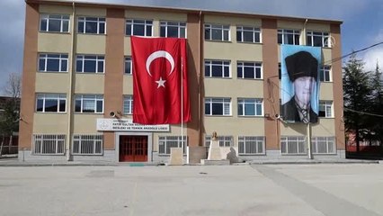 Çubuklu öğretmenler sağlık çalışanları ve güvenlik güçlerine "yüz koruyucu siperlik" üretiyor