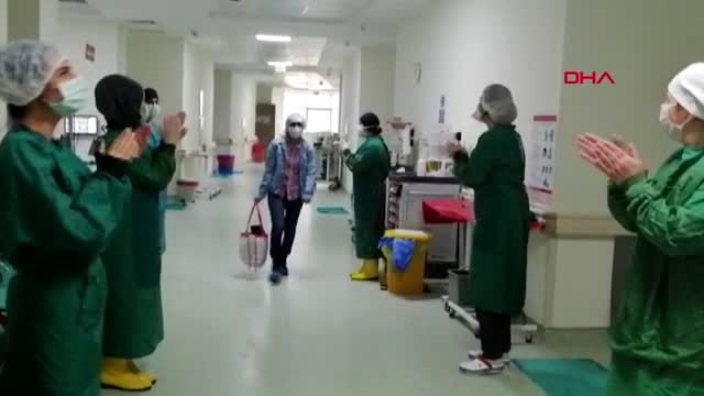 BURSA Koronavirüsü yenen Şule hemşire, alkışlarla taburcu oldu