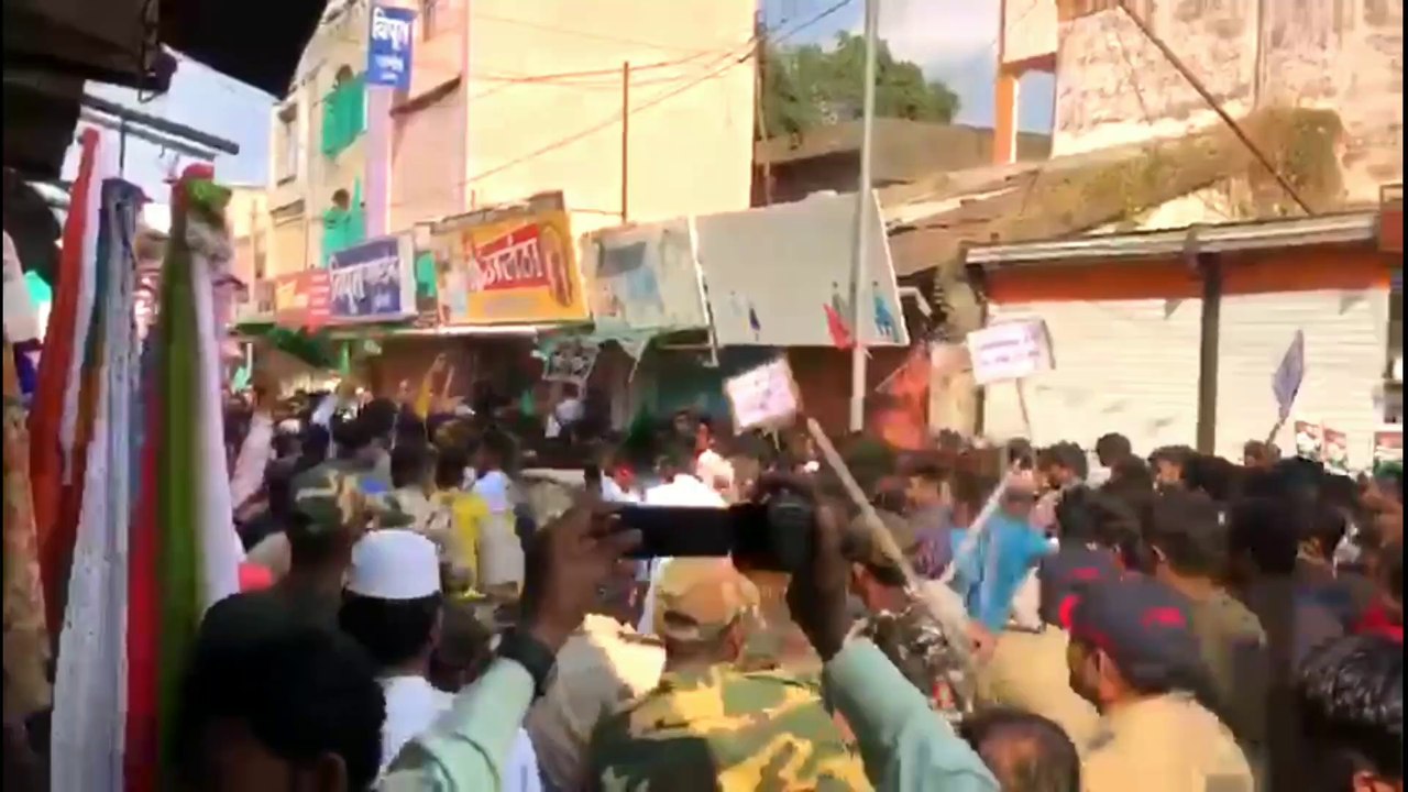 देखिए लॉकडाउन पालन नहीं करने पर पुलिस को मजबुरन उठाना पड़ा लाठी