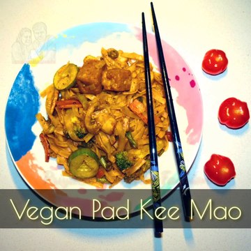 VEGAN PAD KEE MAO | Flat Rice Noodles with Tofu in Thai Style | How to make Noodles #ThaiFood #Tofu #LoveThaiFood #ThaiRecipe