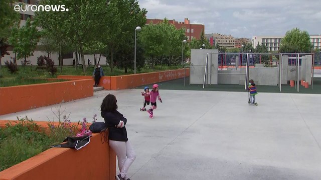 Испанские дети снова могут играть на улице