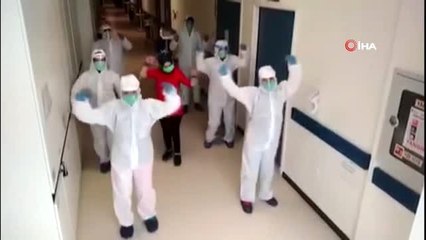 Koronayı yendi, 'Erik dalı' eşliğinde taburcu oldu