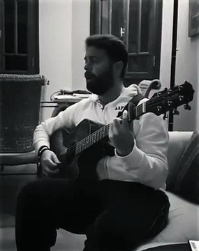 Ηλίας Βρεττός: Η τεράστια αλλαγή στην εμφάνισή του λόγω καραντίνας και το τραγούδι με τη μαμά του!