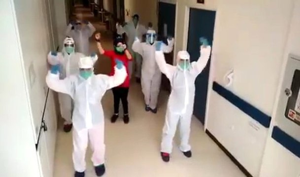 Koronayı yendi 'Erik Dalı' eşliğinde taburcu oldu