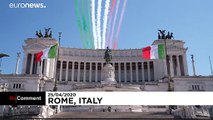 پرچم ایتالیا بر فراز آسمان رم در سالروز شکست فاشیسم