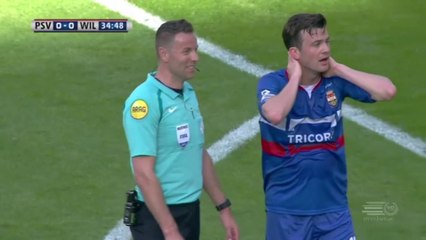 L'incroyable erreur de l'arbitre dans un match d'Eredivisie