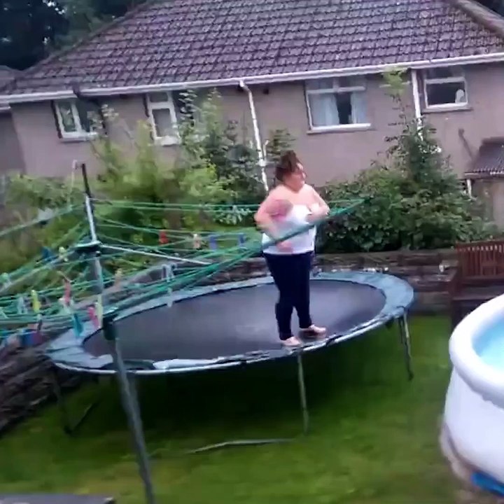 Trampoline et piscine ne font pas bon ménage... Chute douloureuse