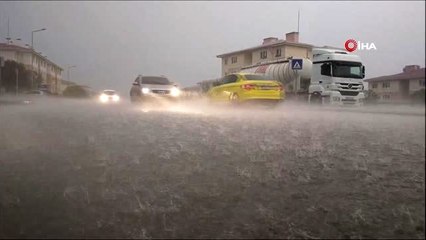 10 dakikalık yağış caddeleri göle çevirdi
