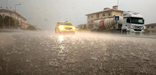 10 dakikalık yağmur hayatı felç etti