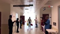 Antalya'da koronavirüsü yenen hasta alkışlarla taburcu edildi
