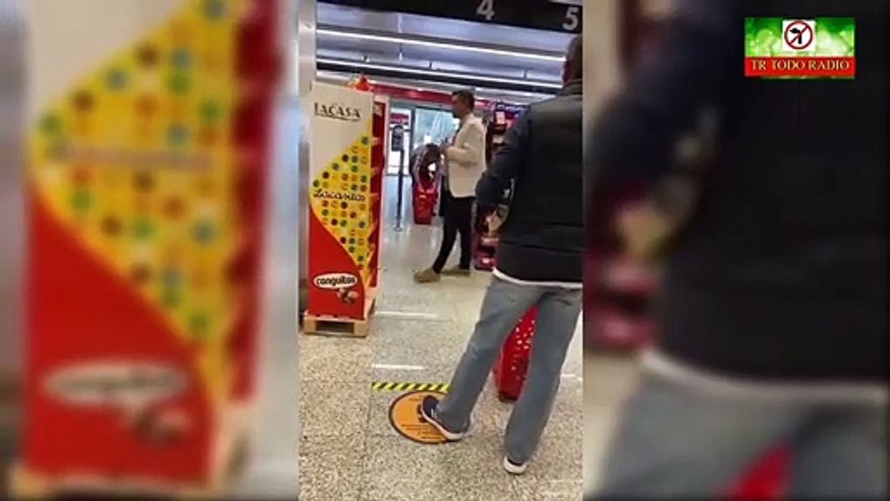 Pillan a Pablo Iglesias sin guantes ni mascarilla comprando en un supermercado