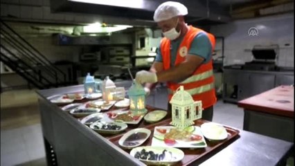 "Vefalı eller" kapı kapı dolaşarak yaşlılara kandilli tepside sahur yemeği ikram etti