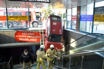 İETT otobüsüne çarpan araç Aksaray Yeraltı Çarşısı'na uçtu
