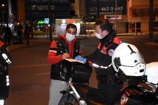 Sokağa çıkma yasağının sona ermesine 5 dakika kala dışarı çıkan vatandaş, 3.150 TL ceza yedi