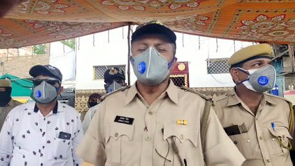 jodhpur police constable is doing hair cutting of his colleague