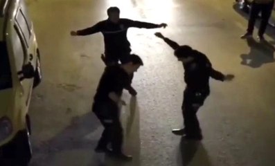 Balkondaki vatandaşlar çaldı, polisler oynadı