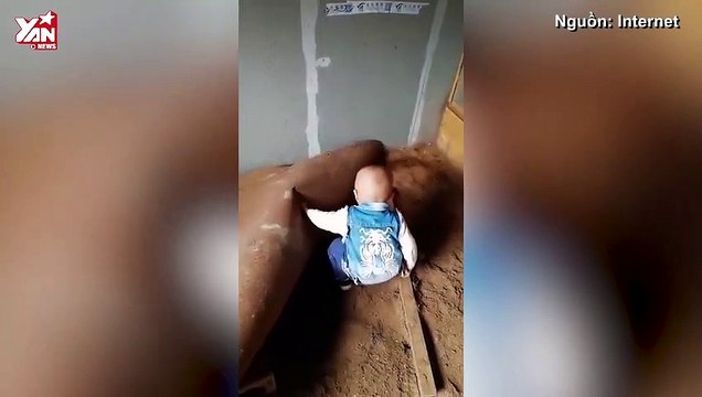 Hãi hùng cảnh bé trai chơi đùa với đàn rắn, bố mẹ đứng ngoài cổ vũ