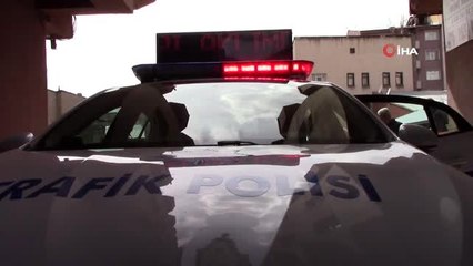 Polis ekipleri evden çıkamayan çocuklara hediye dağıttı