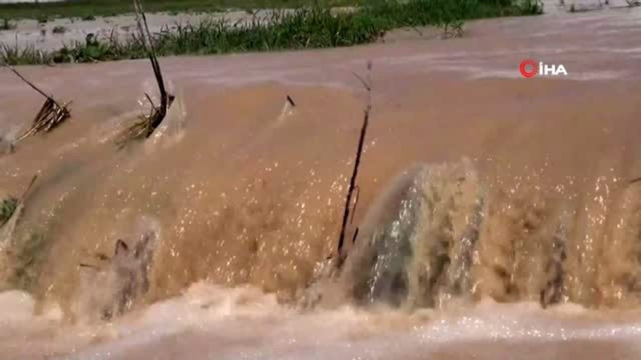 Aksaray'da sulama kanalı patladı, tarla ve evler sular altında kaldı