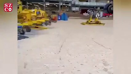 İngiltere'de iki yolcu uçağı 5 tonluk köpüğün içinde kaldı