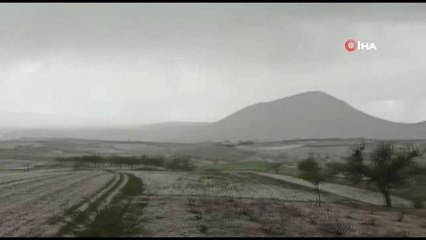 Nevşehir'de dolu yağışı köyü beyaza bürüdü