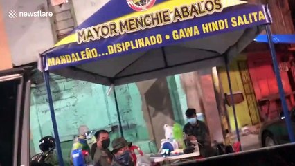 Kind family hand out free meals to coronavirus checkpoint staff in the Philippines