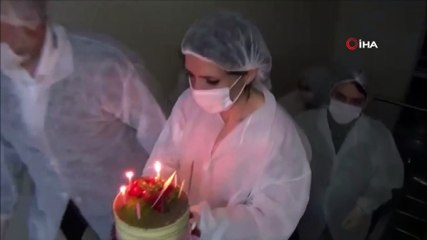 75 yaşında ilk kez doğum gününü karantina yurdunda kutladı