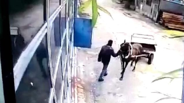 Mobilya atölyesinin kapısını söküp at arabasına yükleyip götürdü