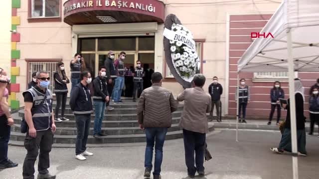 Evlat nöbetindeki baba, HDP binası önüne siyah çelenk bıraktı