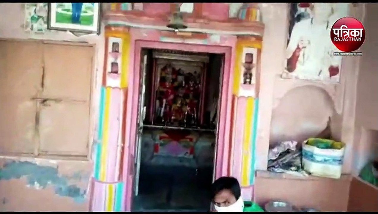 VIDEO : यहां भक्तों ने मंदिर के शिखर पर चढ़ाई ध...