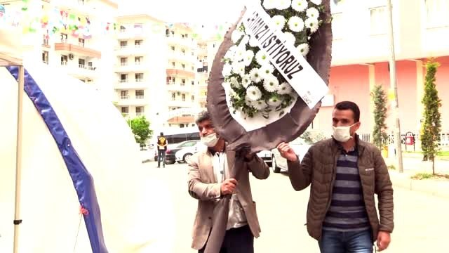 Oğlunun kaçırılmasının yıl dönümünde HDP önüne siyah çelenk bıraktı - DİYARBAKIR