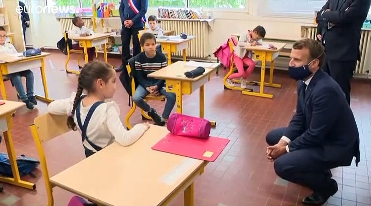Des écoliers français de Poissy disent leur peur du coronavirus au président Macron, masqué de noir