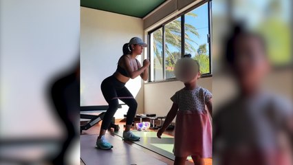 La pequeña Alana le coge el móvil a Georgina mientras entrena