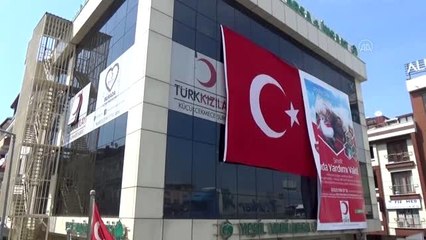 Türk Kızılay, Küçükçekmece'de pide ve su dağıttı