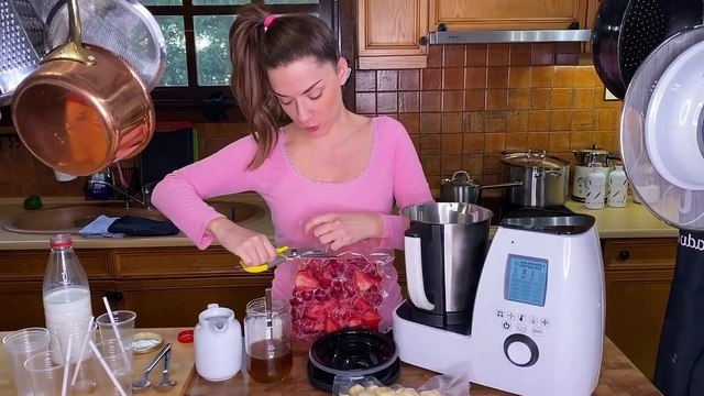 Βάσω Λασκαράκη: Μπήκε στην κουζίνα με τις πυτζάμες κι έφτιαξε σπιτικό παγωτό! Καρέ καρέ η συνταγή (Video)