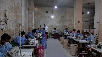 رغم الإمكانات المتواضعة.. ورش لإنتاج الكمامات بالشمال السوري للوقاية من كورونا