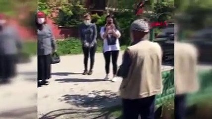 Koronavirüs'ü yenen eşi sürpriz yapınca gözyaşlarını tutamadı