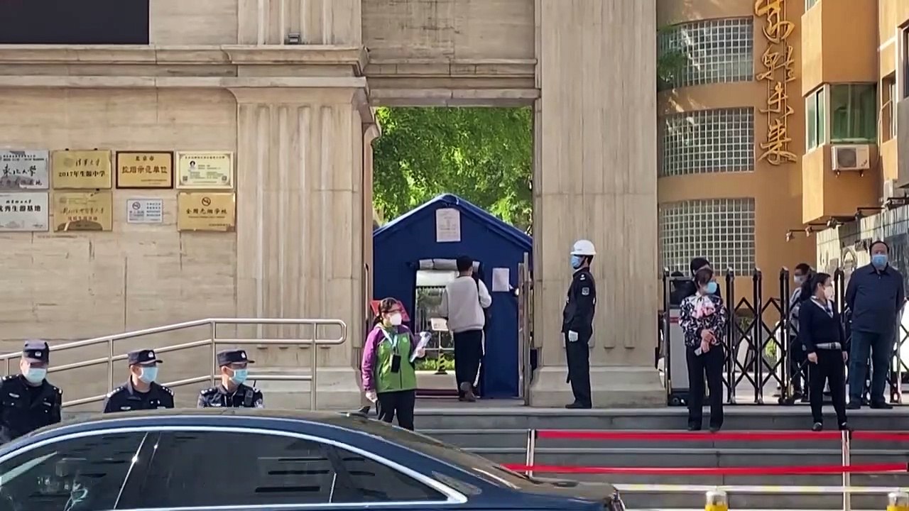 Estudantes chineses voltam às aulas após isolam...